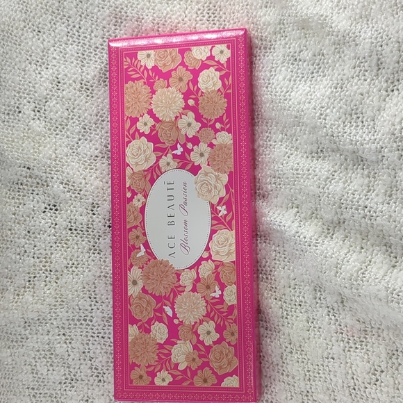 Ace Beautē Blossom Passion Palette, 19.2g/0.68oz - Picture 4 of 13